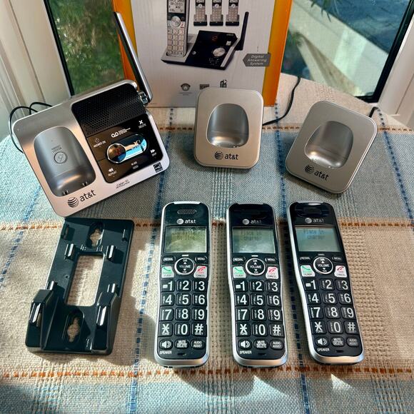 AT&T 4 Handset Cordless Phone Answering System CL82415 - Picture 3 of 14